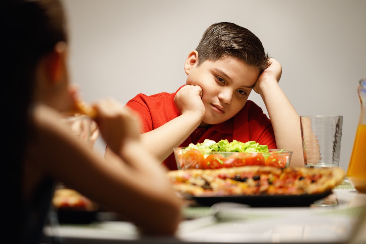 Les 6 aliments surprenants qui stimulent l’appétit au lieu de satisfaire la faim