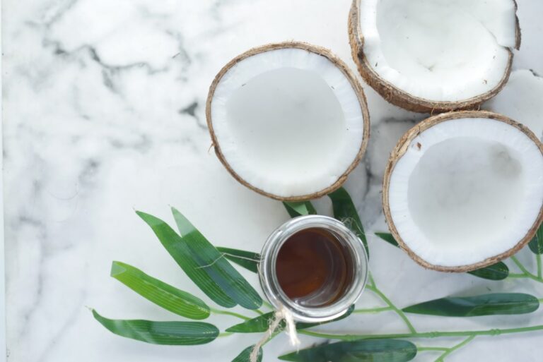 Utilisation du beurre de cacao et de l’huile de coco pour un teint hâlé idéal