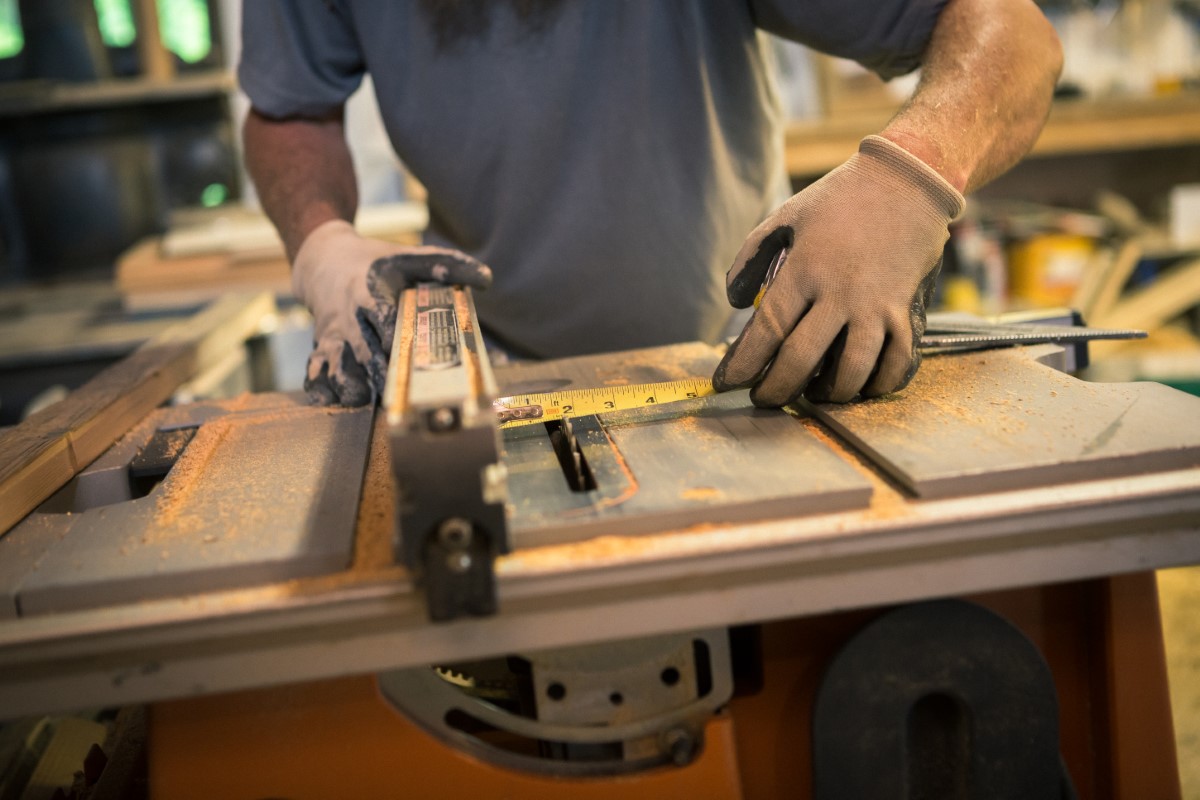 Un atelier spécialisé dans le travail du bois et l’équipement nécessaire