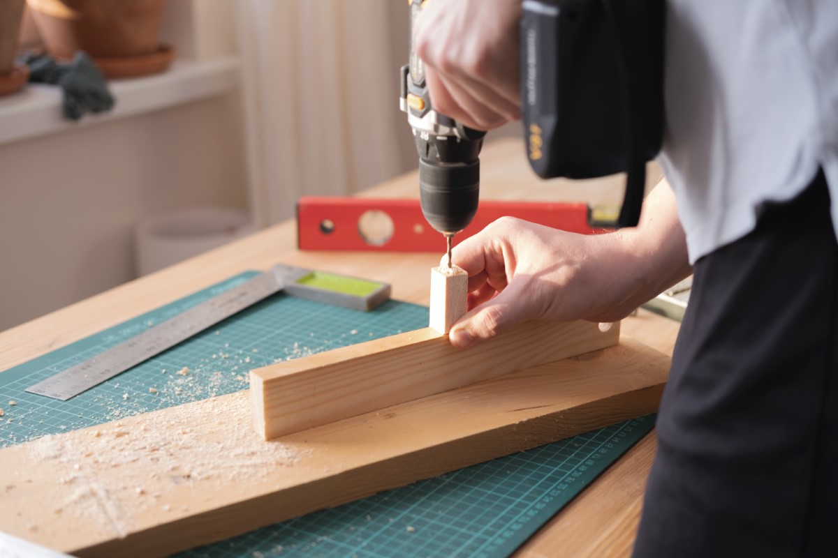 Crée une table de jeux ludique pour les petits avec un modèle Ikea standard