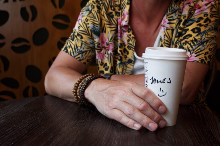 Recette créative avec un gobelet Starbucks pour transformer votre pause café