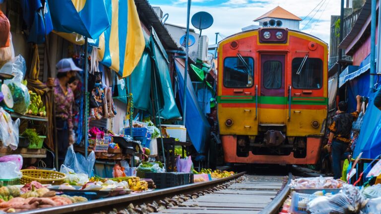 Explorer le marché sur la voie ferrée de Maeklong : une aventure hors du commun