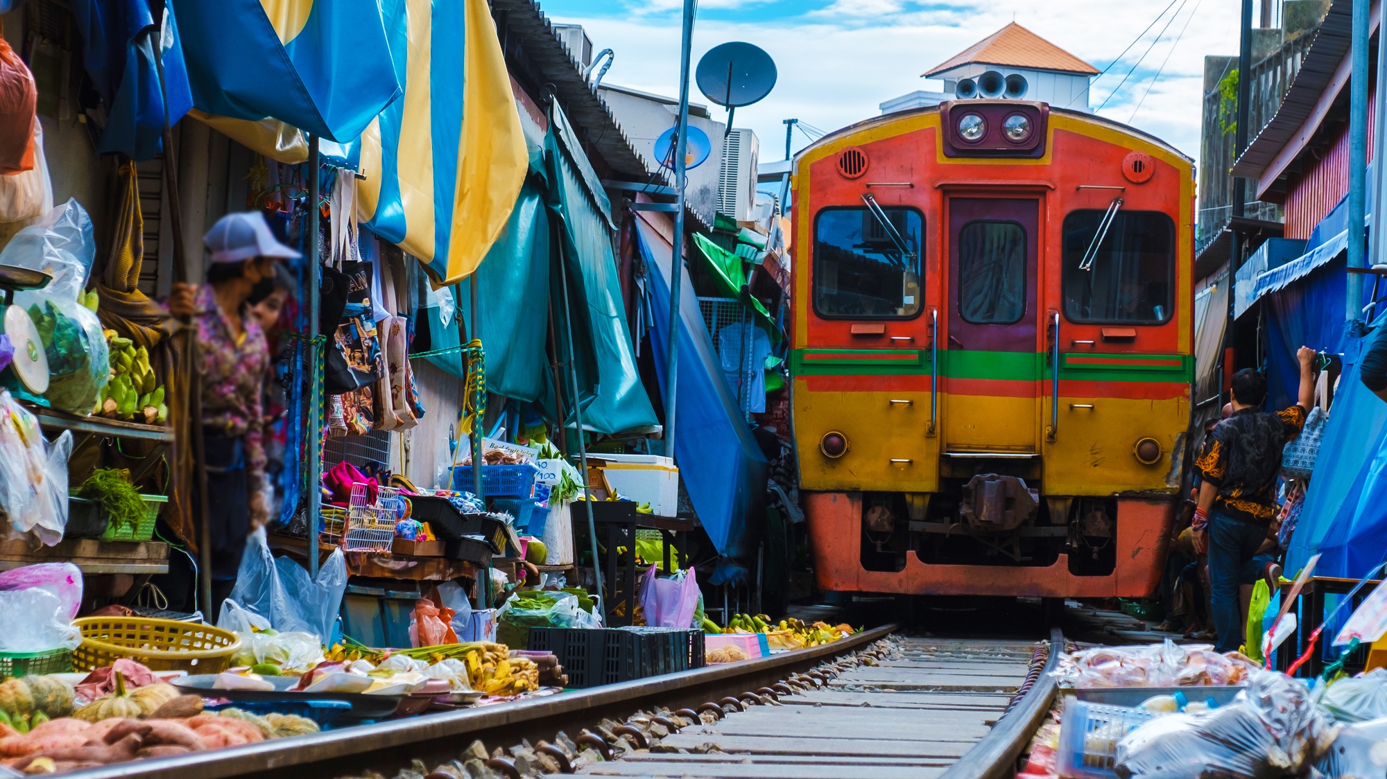 Explorer le marché sur la voie ferrée de Maeklong : une aventure hors du commun